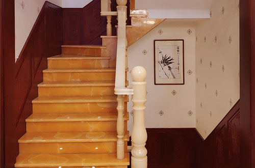 竹溪中式别墅室内汉白玉石楼梯的定制安装装饰效果